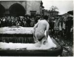 Krzysztof Niemczyk – Bagno nella fontana della Piazza del Mercato a Cracovia metà anni Sessanta. Courtesy Archivio Anka Ptaszkowska La Polonia a Roma. Terzo episodio al Pastificio Cerere
