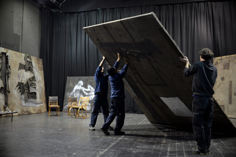 L’allestimento delle opere di Luca Pignatelli per il Progetto Ritsos photo Michele Lamanna 4 Luca Pignatelli a teatro. Intervista tra poesia e mito