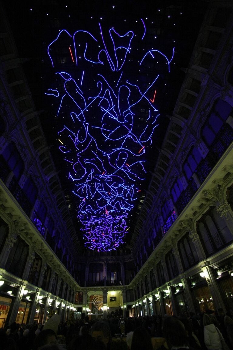 L’energia che unisce si espande nel blu di Marco Gastini Luci d’Artista, da Torino le immagini delle novità 2014. Fra maratona inaugurale, importanti ospiti e ambasciatori “luminosi” in Europa…
