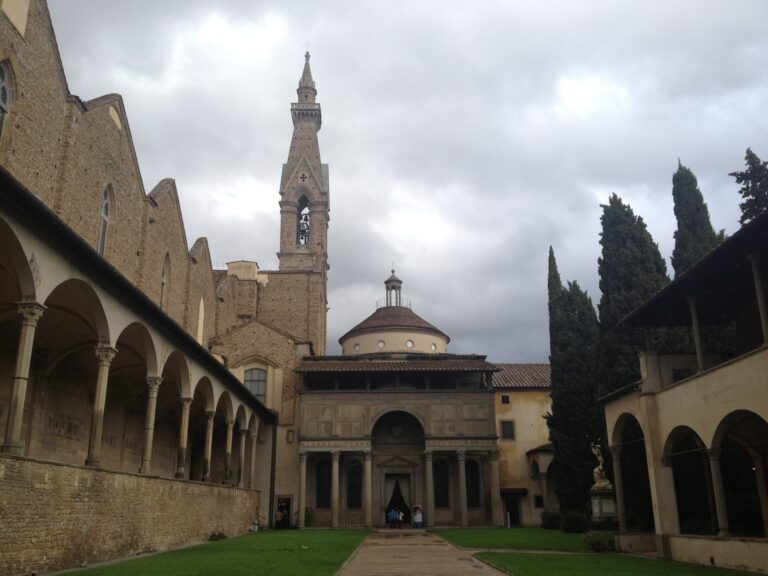 La corte della Cappella dei Pazzi di Firenze Chi vuol fare il mecenate con pochi euro? Parte la campagna di crowdfunding per restaurare la Cappella dei Pazzi di Firenze, capolavoro del Brunelleschi