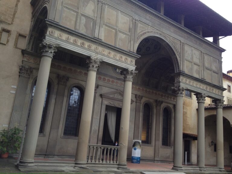 La facciata della Cappella dei Pazzi di Firenze Chi vuol fare il mecenate con pochi euro? Parte la campagna di crowdfunding per restaurare la Cappella dei Pazzi di Firenze, capolavoro del Brunelleschi