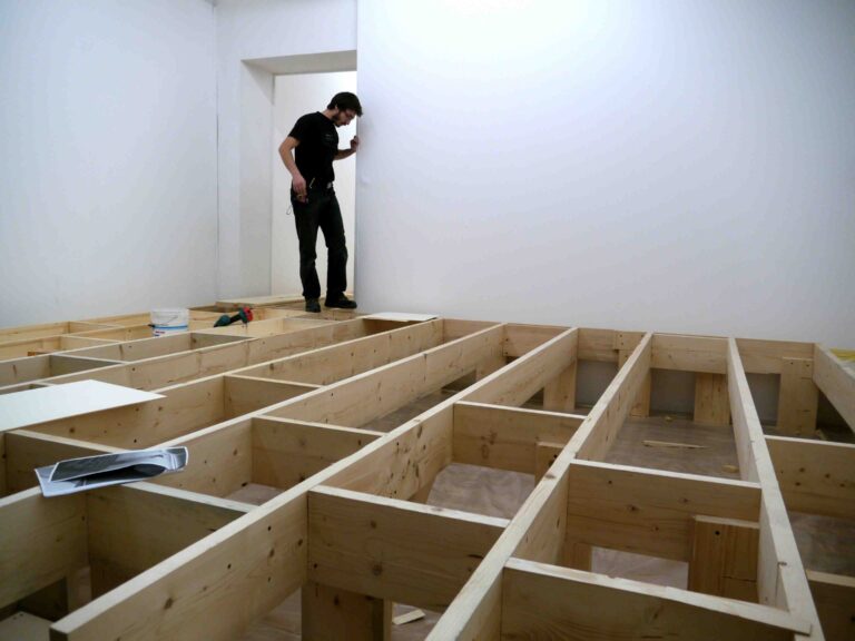 Linstallazione di Balula in fase di realizzazione Torino Updates: dietro "Shit and Die", immagini esclusive dal backstage della mostra curata da Maurizio Cattelan per Artissima