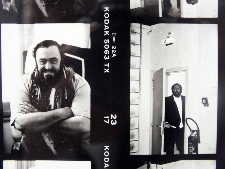 Luciano Pavarotti by Helmut Newton © Silvia Neri Nuove opere e nuovi allestimenti per la Helmut Newton Foundation, ecco le immagini live da Berlino. Nudi, ritratti e foto di moda, per la maggior parte inedite