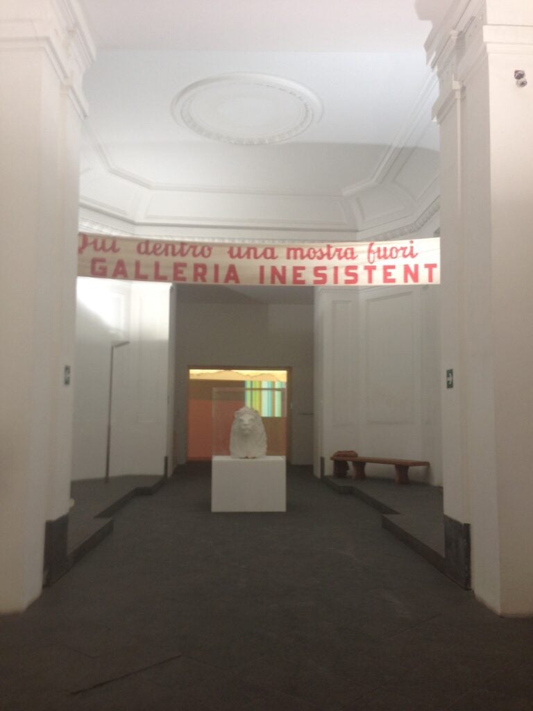 Lucio Amelio al Madre Napoli 2014 foto Diana Gianquitto e1416591156660 Immagini dalla mostra che il Madre di Napoli dedica a Lucio Amelio. Vent’anni di storia del contemporaneo su livelli altissimi, dalla Modern Art Agency a Terrae Motus