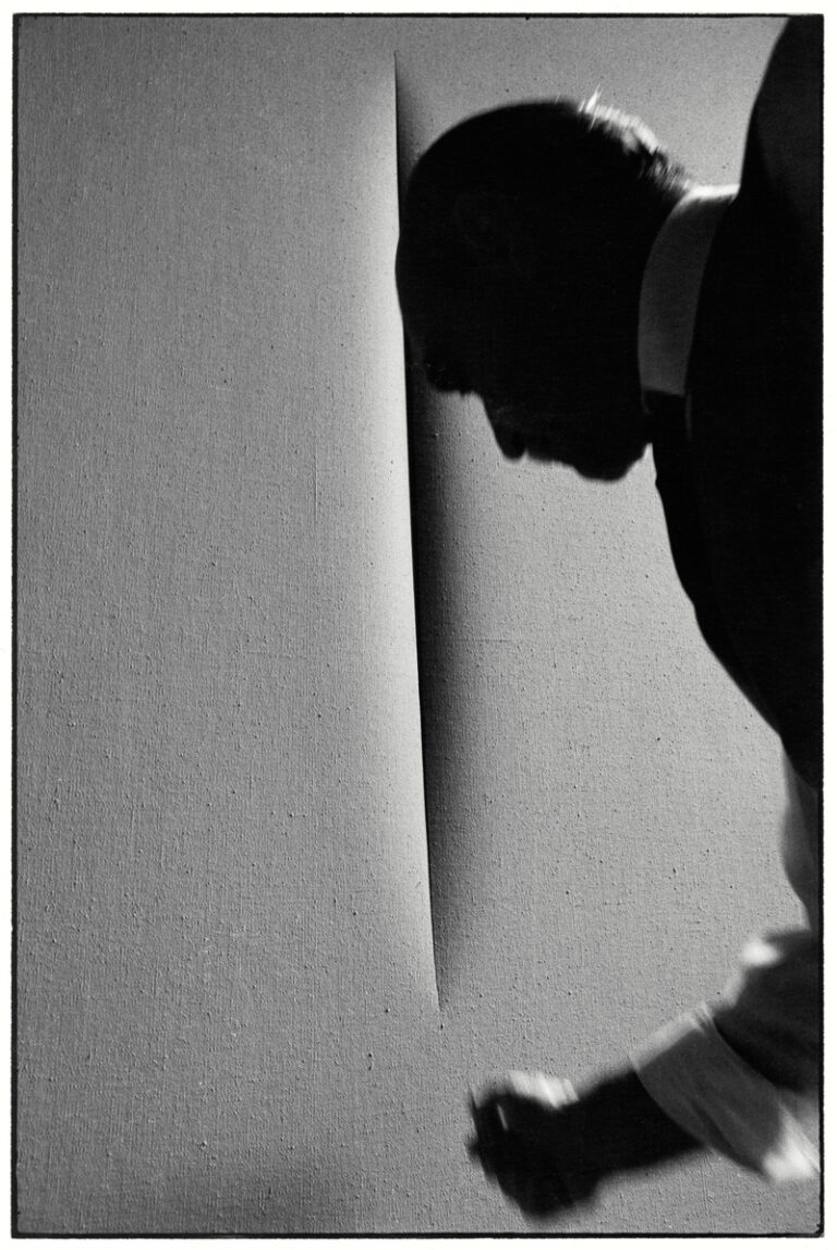 Lucio Fontana fotografato da Ugo Mulas Lucio Fontana e Yves Klein. L’infinita liaison di due artisti cosmonauti