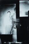 Man Ray – Duchamp behind the Rotary Glass Plates in motion 1920 1961 – Collezione Kelly. Courtesy Sean Kelly New York Duchamp, Dalí e Man Ray. Per la prima volta in Cile