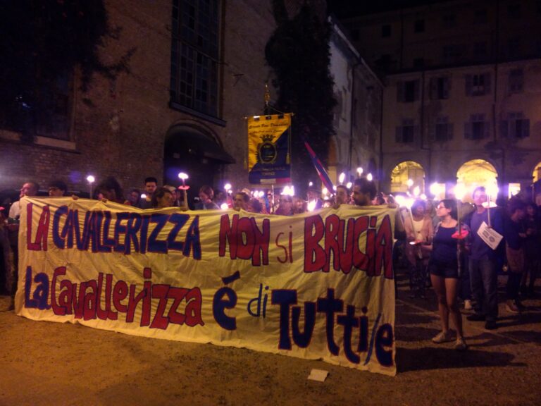 Manifestazioni dopo lincendio della Cavallerizza Prosegue l’occupazione della Cavallerizza Reale di Torino. E mentre si protesta contro il processo di privatizzazione, arriva una call per videoartisti...