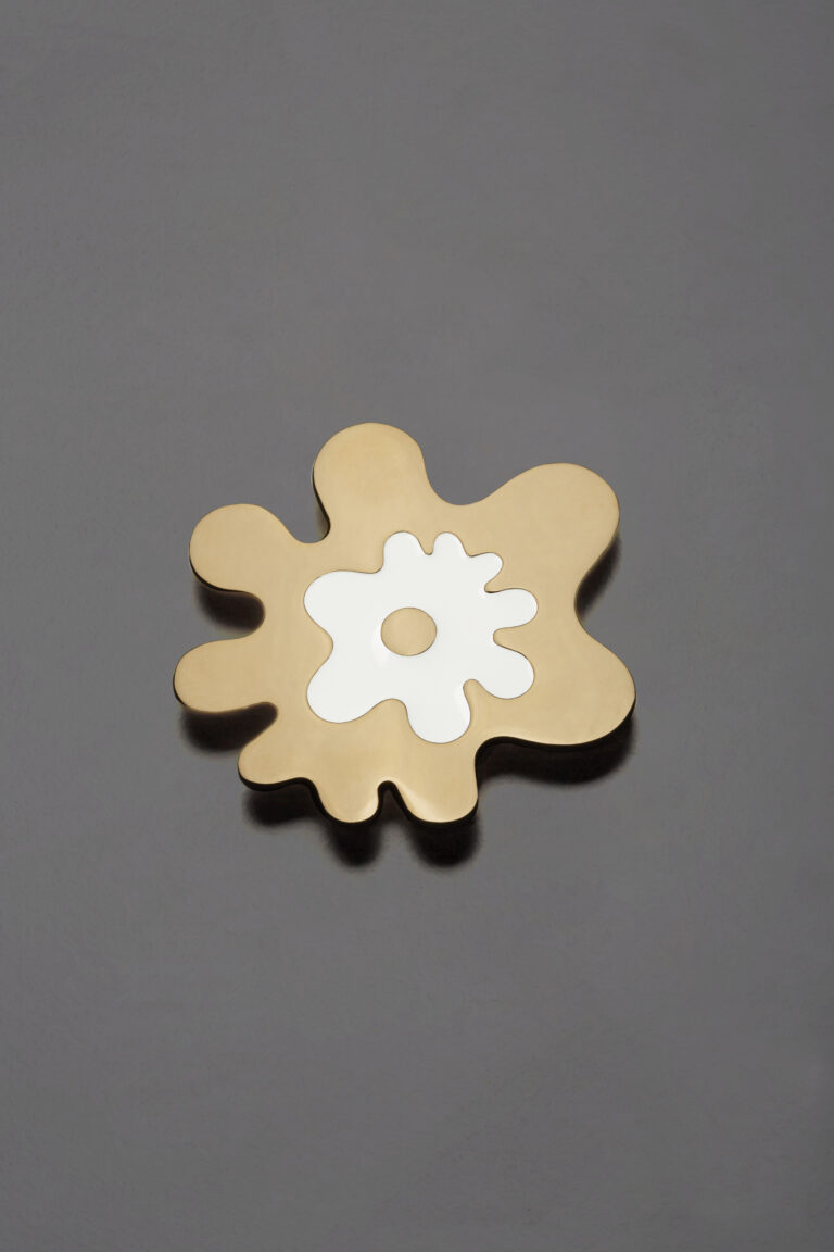 Mendini pendente 5 oro 24 carati e smalto 2014 cm h. 67 I gioielli enigmatici e i disegni fantastici di Alessandro Mendini, in mostra a Milano. Piccoli tesori, per un grande designer. Tutte le foto