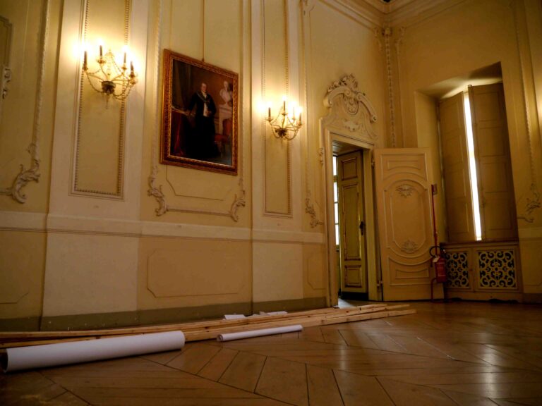 Palazzo Cavour in attesa di Cattelan Torino Updates: dietro "Shit and Die", immagini esclusive dal backstage della mostra curata da Maurizio Cattelan per Artissima