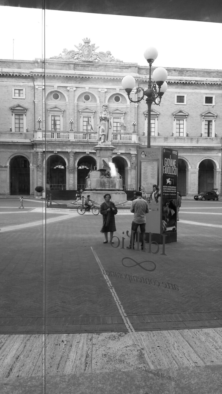 Piazza Giacomo Leopardi 15 Recanati L'eterno idillio di Pio Monti con le Marche. È a Recanati il nuovo spazio espositivo dell'eclettico gallerista: all'orizzonte mostre visionarie, fra Leopardi e Pier Paolo Pasolini