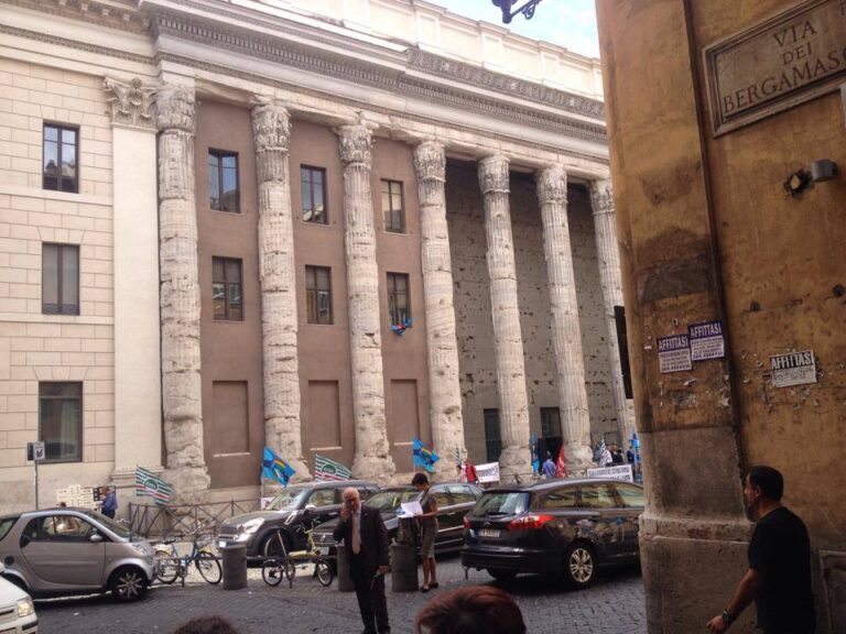 Piazza di Pietra4 Secondo Ignazio Marino le sculture di Tim Noble & Sue Webster sono "addobbi natalizi non attinenti". Rifiutata una grande installazione sponsorizzata da privati nel cuore della Capitale