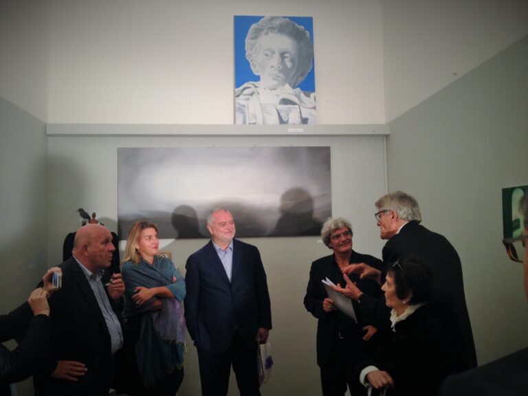 Pio Monti con Mario Martone e Ippolita Di Majo presso IDILLIO Recanati L'eterno idillio di Pio Monti con le Marche. È a Recanati il nuovo spazio espositivo dell'eclettico gallerista: all'orizzonte mostre visionarie, fra Leopardi e Pier Paolo Pasolini