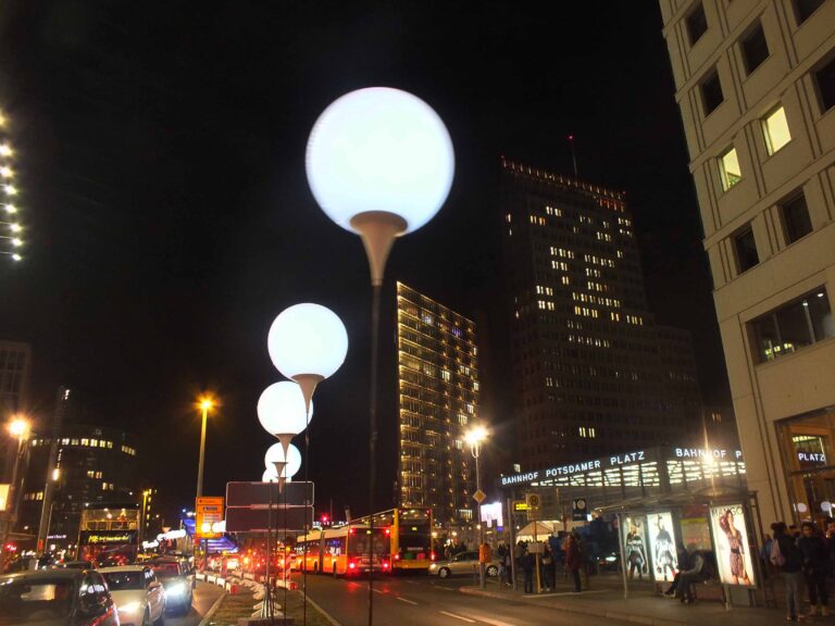 Potsdamer Platz © Silvia Neri 25 anni fa cadeva il muro di Berlino. Nella capitale tedesca prendono il via grandiosi festeggiamenti: con una megainstallazione di palloni luminosi, ecco le immagini live...