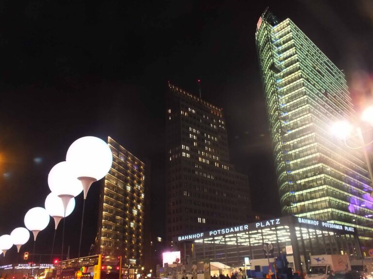 Potsdamer Platz 1 © Silvia Neri 25 anni fa cadeva il muro di Berlino. Nella capitale tedesca prendono il via grandiosi festeggiamenti: con una megainstallazione di palloni luminosi, ecco le immagini live...