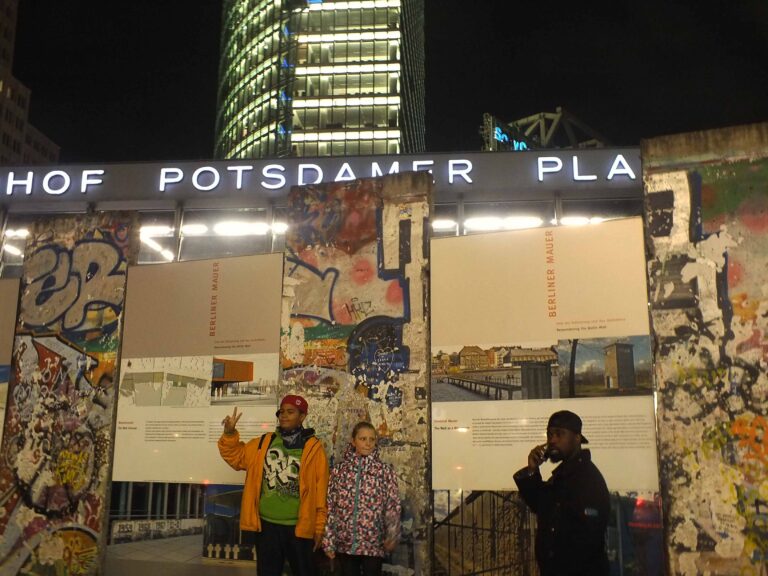 Potsdamer Platz 4 © Silvia Neri 25 anni fa cadeva il muro di Berlino. Nella capitale tedesca prendono il via grandiosi festeggiamenti: con una megainstallazione di palloni luminosi, ecco le immagini live...