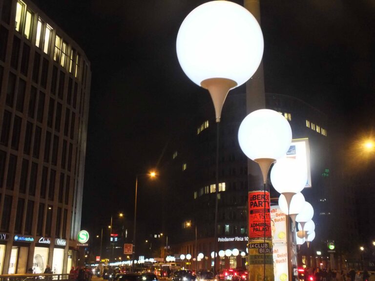 Potsdamer Platz 7 © Silvia Neri 25 anni fa cadeva il muro di Berlino. Nella capitale tedesca prendono il via grandiosi festeggiamenti: con una megainstallazione di palloni luminosi, ecco le immagini live...