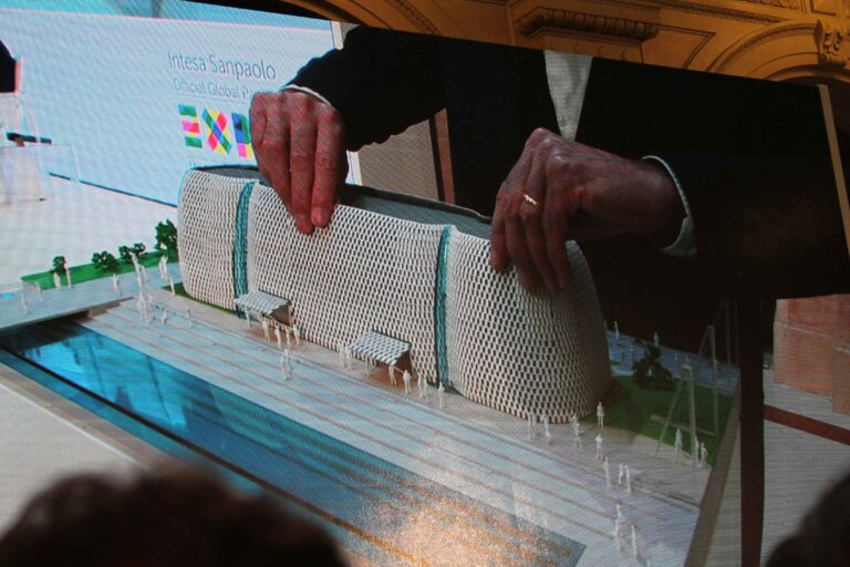 Presentazione dei programmi di Intesa San Paolo per Expo 2015 3 Tutti i programmi di Intesa San Paolo per Expo 2015. Dal padiglione smontabile di Michele De Lucchi alle quinte scenografiche di Studio Azzurro