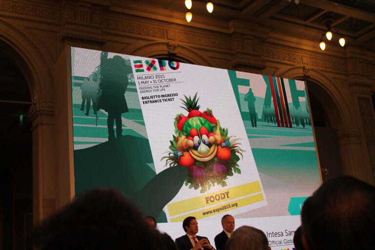 Presentazione dei programmi di Intesa San Paolo per Expo 2015 5 Tutti i programmi di Intesa San Paolo per Expo 2015. Dal padiglione smontabile di Michele De Lucchi alle quinte scenografiche di Studio Azzurro