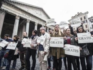 Basta lavorare gratis per la cultura: flash mob a Roma contro Governo e Comune. I professionisti protestano: dilettanti nei musei, laureati a casa