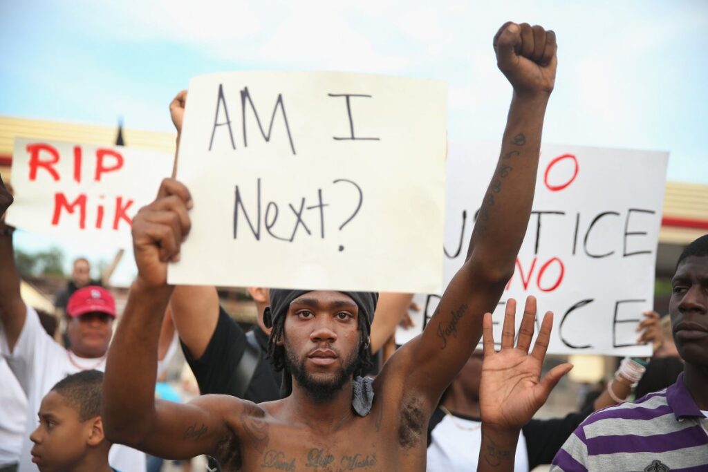 L’America insorge sul caso Ferguson. Il poliziotto bianco, che ha ucciso il ragazzo nero, non sarà processato. Il progetto poetico di Shirin Barghi   