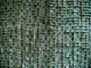 Dollari come carta da parati per Maurizio Cattelan: prime immagini dall’allestimento di Shit and Die, con l’installazione shock di Eric Doeringer