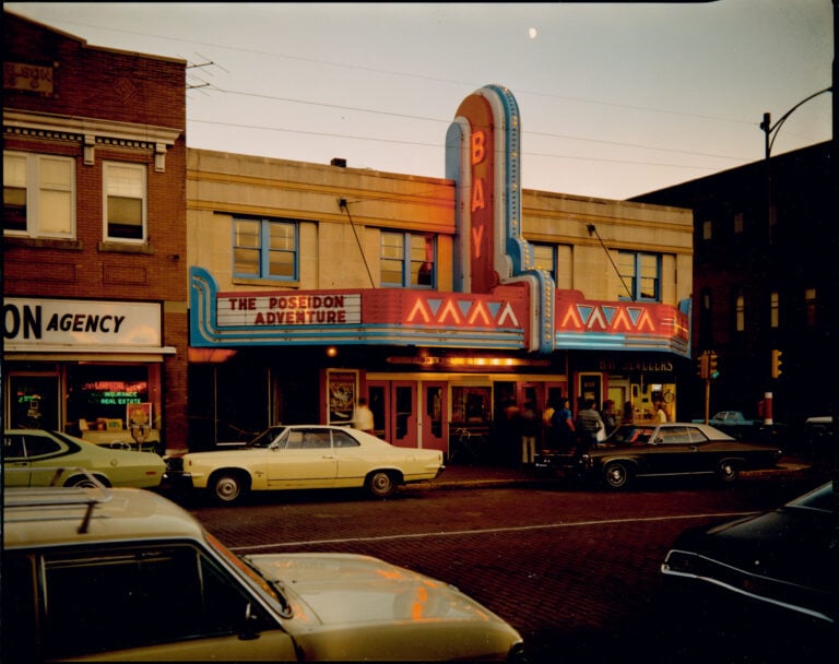 Stephen Shore Bay Theater Second Street Ashland Wisconsin 1973 ∏ Stephen Shore Courtesy Edwynn Houk Gallery Ecco il racconto per immagini del primo giorno Paris Photo. Fotografie da un milione e mezzo di dollari, Thomas Ruff in conversation, le recenti acquisizioni del MoMA, E tanti capolavori fra gli stand