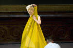Tilda Swinton Eternity Dress 2 Tilda Swinton al Palais Galliera di Parigi mette in scena gli abiti di un guardaroba. Stravolgendoli, senza modificarli. Cloakroom, la nuova performance dell’attrice britannica