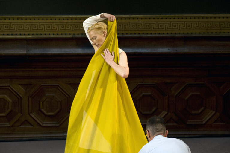 Tilda Swinton Eternity Dress 2 Tilda Swinton al Palais Galliera di Parigi mette in scena gli abiti di un guardaroba. Stravolgendoli, senza modificarli. Cloakroom, la nuova performance dell’attrice britannica
