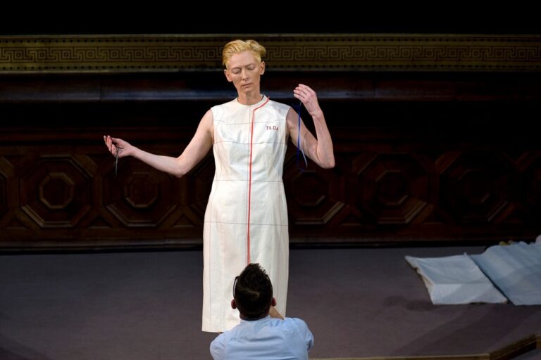 Tilda Swinton Eternity Dress 3 Tilda Swinton al Palais Galliera di Parigi mette in scena gli abiti di un guardaroba. Stravolgendoli, senza modificarli. Cloakroom, la nuova performance dell’attrice britannica