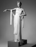 Tilda Swinton in “The Impossible Wardrobe” Tilda Swinton al Palais Galliera di Parigi mette in scena gli abiti di un guardaroba. Stravolgendoli, senza modificarli. Cloakroom, la nuova performance dell’attrice britannica
