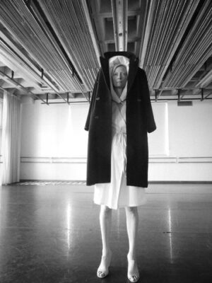 Tilda Swinton al Palais Galliera di Parigi mette in scena gli abiti di un guardaroba. Stravolgendoli, senza modificarli. Cloakroom, la nuova performance dell’attrice britannica