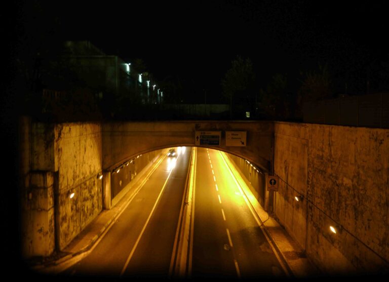 Torino sottopassaggio Lingotto Torino Updates: Nico Vascellari shock ad Artissima, con performance tra le auto in corsa. E nello stand di Codalunga si gioca d'azzardo