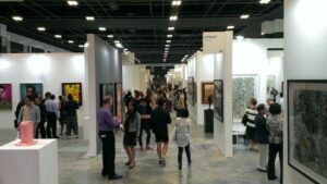 Immagini live dalla Singapore Art Fair. Asia ancora all’attacco sul fronte dell’arte contemporanea: opening cadenzato da diverse performance dal vivo