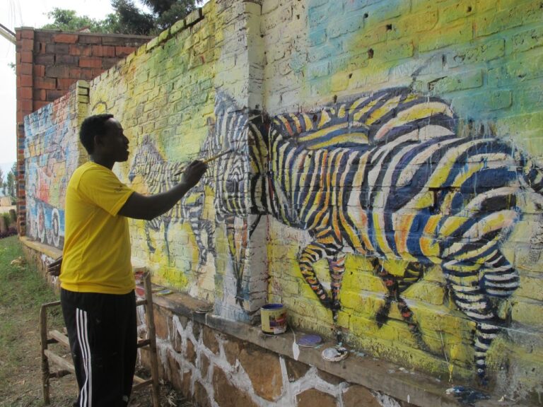 Uburanga Arts Studio founder Jean Bosco Bakunzi murales Made in Rwanda. Un reportage africano