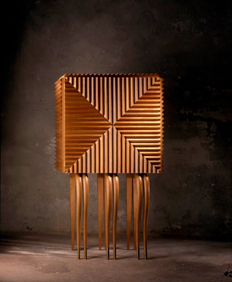 Ugo La Pietra – Credenza neoeclettica. Realizzato da LEGEND srl Tezze sul Brenta VI 1988. Courtesy Archivio Ugo La Pietra Ugo La Pietra. Un gigante preveggente alla Triennale di Milano