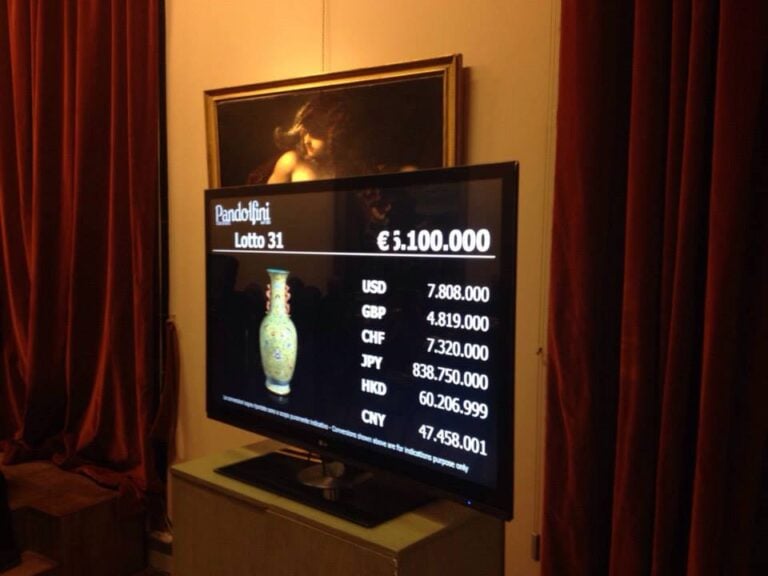 Un momento della vendita record da Pandolfini a Firenze Vaso cinese della dinastia Qing venduto all’asta Pandolfini a Firenze per 7,5 milioni di euro. È doppio record: l’opera più costosa mai venduta in asta, e la vendita più ricca di sempre in Italia