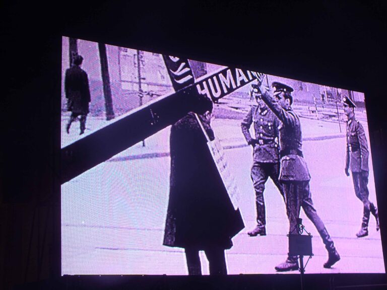 Video Brandenburger Tor © Silvia Neri 25 anni fa cadeva il muro di Berlino. Nella capitale tedesca prendono il via grandiosi festeggiamenti: con una megainstallazione di palloni luminosi, ecco le immagini live...