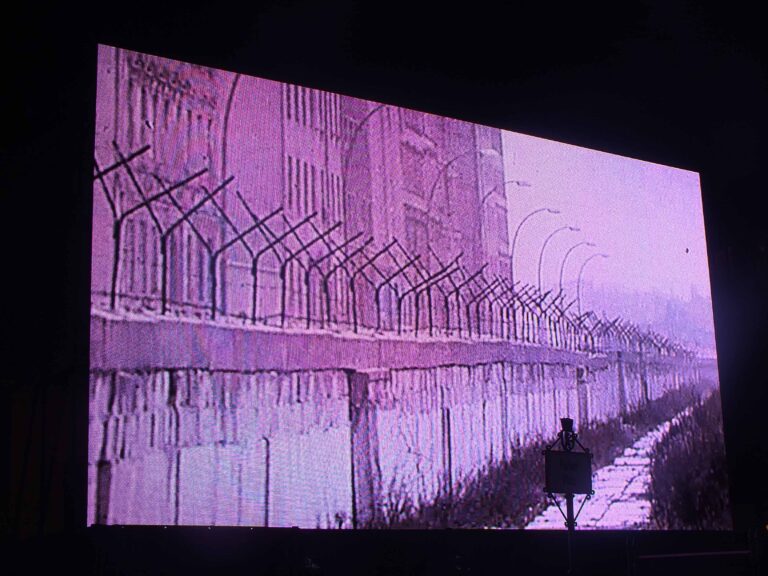 Video Brandenburger Tor 2 © Silvia Neri 25 anni fa cadeva il muro di Berlino. Nella capitale tedesca prendono il via grandiosi festeggiamenti: con una megainstallazione di palloni luminosi, ecco le immagini live...