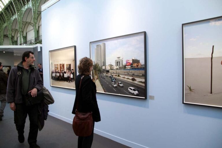 Vista esposizione 8 Grand Palais Paris Photo 2014 foto Claudia Brivio Ecco il racconto per immagini del primo giorno Paris Photo. Fotografie da un milione e mezzo di dollari, Thomas Ruff in conversation, le recenti acquisizioni del MoMA, E tanti capolavori fra gli stand