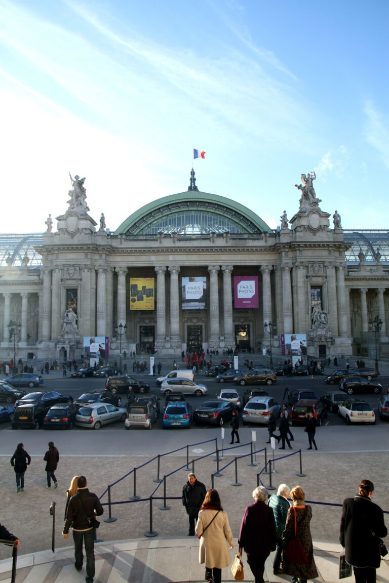 Vista esterna Grand Palais Paris Photo 2014 foto Claudia Brivio1 Ecco il racconto per immagini del primo giorno Paris Photo. Fotografie da un milione e mezzo di dollari, Thomas Ruff in conversation, le recenti acquisizioni del MoMA, E tanti capolavori fra gli stand