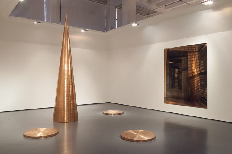 Vista 3 arte p Tomas Nogueira Tutta la luce del rame, alla Triennale di Milano. Da Lucio Fontana a Ron Arad, tributo all’oro rosso