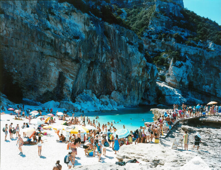 Vitali Cala Mariolu coda courtesy Studio la città L'etologo e il linguista: Massimo Vitali e Stuart Arends a Verona