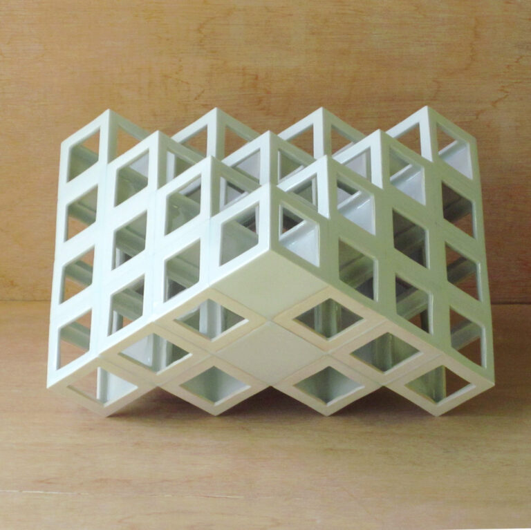 YOICHIRO KAMEI Lattice receptacle C4 2011 porcellana 15x25x29 cm Art and craft, a Milano. Nasce Esh Gallery, nuovo spazio dedicato al design e alle sue contaminazioni, fra tradizione e gusto contemporaneo 