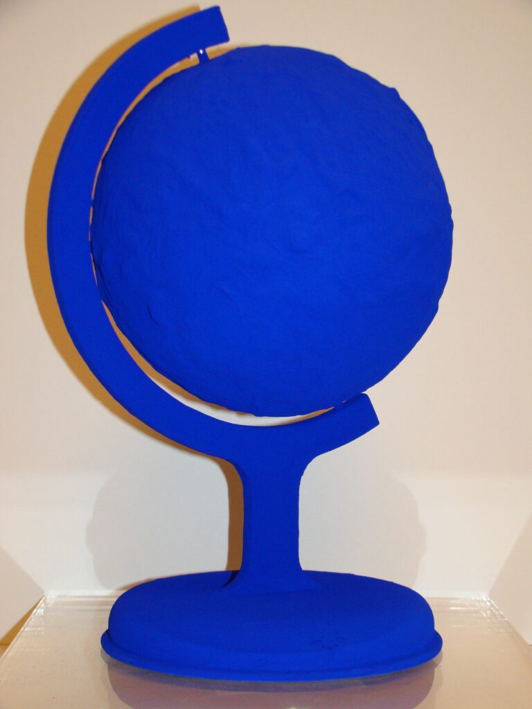 Yves Klein Blue Earth 1957 405 x 29 cm Lucio Fontana e Yves Klein. L’infinita liaison di due artisti cosmonauti