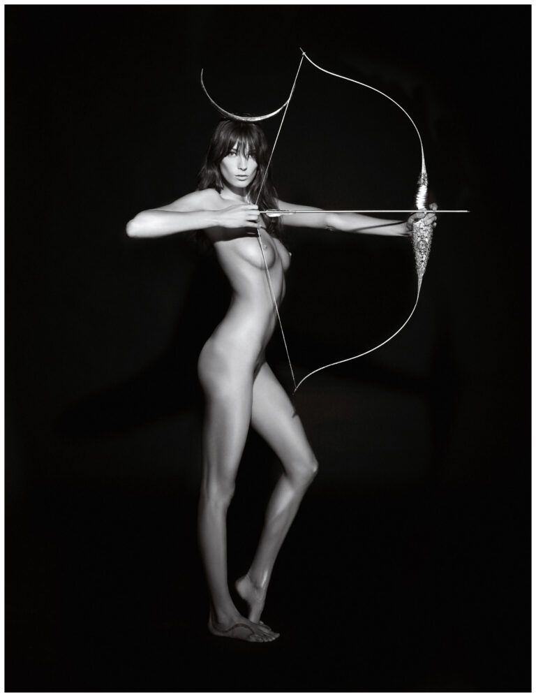 daria werbowy for pirelli calendar 2011 by karl lagerfeld as diana the huntress Guerra al Calendario Pirelli. Le donne del PD, tra ladylike ed educande