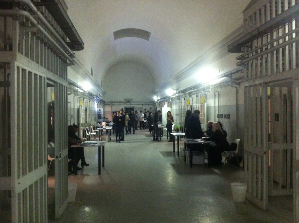 Torino Updates: tante foto da The Others. Fra le celle dell’ex carcere artisti da scoprire, giovani emergenti e prezzi accessibili