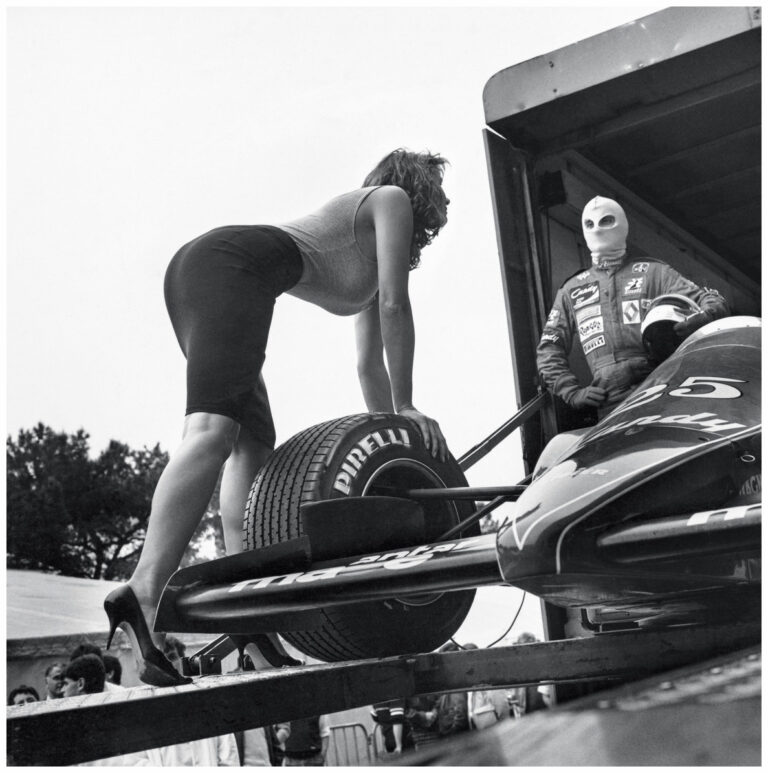 helmut newton pirelli calendar 1986 Guerra al Calendario Pirelli. Le donne del PD, tra ladylike ed educande