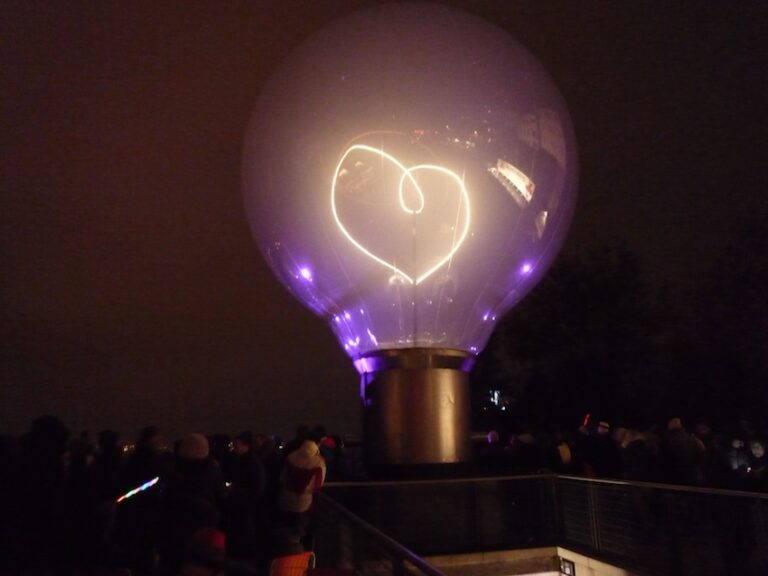 1 Lione alla velocità della luce. Immagini e video dall’annuale Fête des lumières, carosello creativo coinvolgente e strabiliante, che attira tre milioni di spettatori dalla Francia e dall’estero