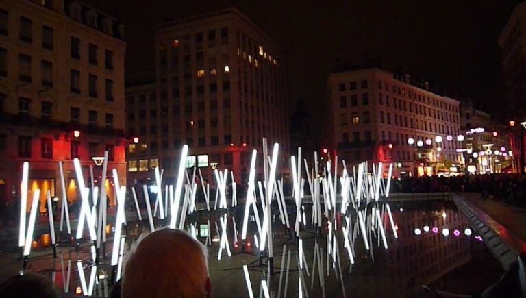 2 Lione alla velocità della luce. Immagini e video dall’annuale Fête des lumières, carosello creativo coinvolgente e strabiliante, che attira tre milioni di spettatori dalla Francia e dall’estero