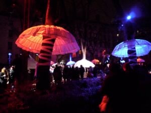 Lione alla velocità della luce. Immagini e video dall’annuale Fête des lumières, carosello creativo  coinvolgente e strabiliante, che attira tre milioni di spettatori dalla Francia e dall’estero